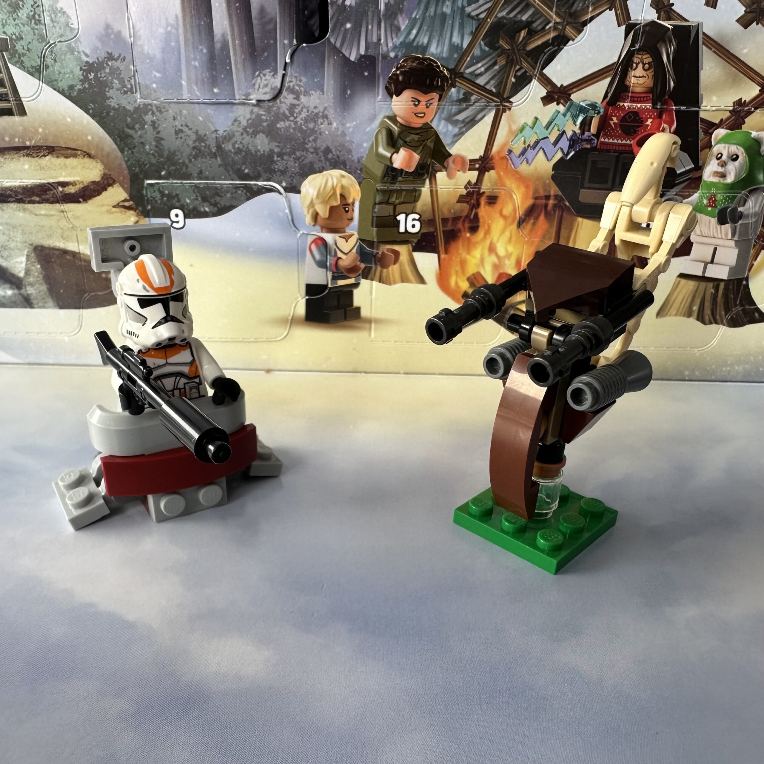 Two LEGO micro-builds: A clone commander minifigure with a long rifle sits inside a small gray protective fort on the left and a battle droid pilots a vertical hovering speeder on the right.