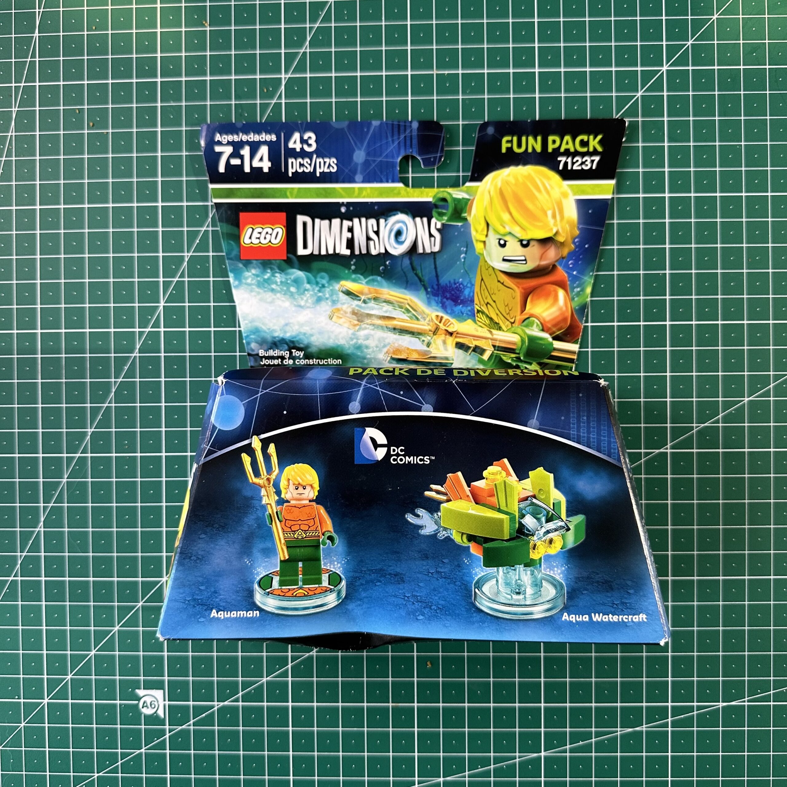 Box for LEGO Dimensions set 71237 Aquaman Fun Pack. Box depicts Aquaman in his signature orange and green outfit plus some random underwater vehicle.